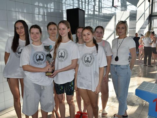 Ścigali się na basenie licealiści