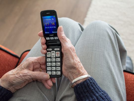 Seniorka padła ofiarą oszustów. Straciła 12 tysięcy złotych