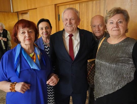 Seniorzy wystawili jasełka i podzielili się opłatkiem