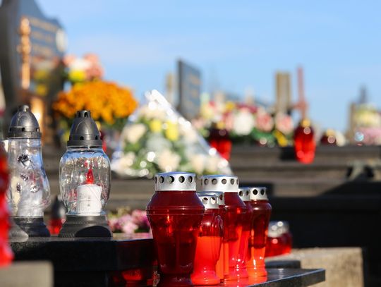 Sezon na cmentarne kradzieże. Policja ostrzega przed złodziejami