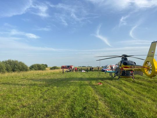 Lubelskie: Motoparalotnia spadła na ziemię. Pilot i pasażerka zostali zabrani do szpitala [ZDJĘCIA]