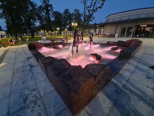 Skwer jeszcze nieotwarty po remoncie, a wandale już "działają"