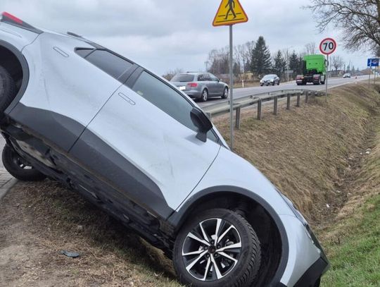 Sławacinek Nowy. Samochód wpadł do rowu