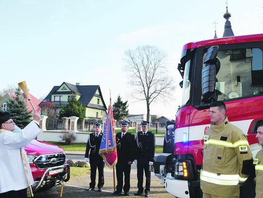 Sławatycze: Poświęcili wozy strażakom