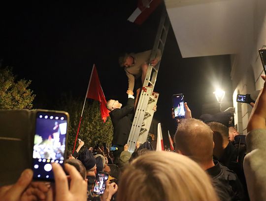 Służby ustaliły dane osoby, która zdjęła ukraińską flagę z urzędu miasta