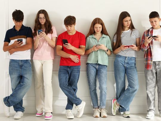 Smartfony znikną z lekcji i przerw. Zakaz rusza od nowego roku szkolnego