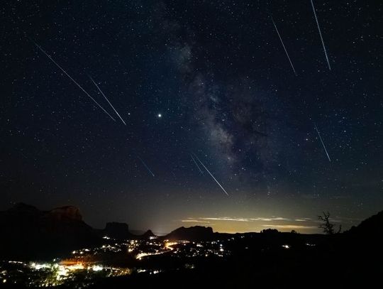 Niebo rozświetlą Lirydy niebo nocą