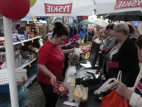 Spółdzielcy prezentują się na festynie. Są degustacje i występy