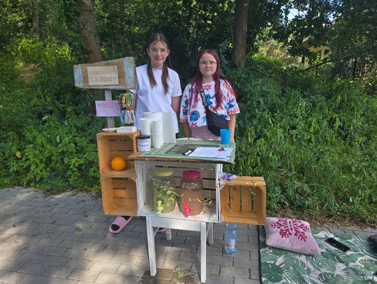 Sprzedają lemoniadę i biżuterię