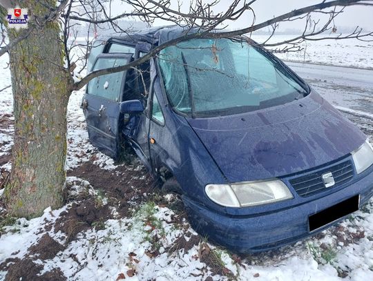 Stracił panowanie nad samochodem i uderzył w drzewo. Jedna osoba ranna