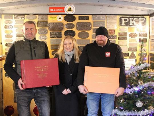 dwa albumy ze zdjęciami, pracownicy Kolejowego Serwisu Mobilnego