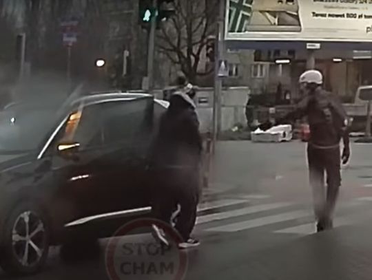 Kierowca dostał w twarz. Tym razem to rowerzysta był agresywny [WIDEO]