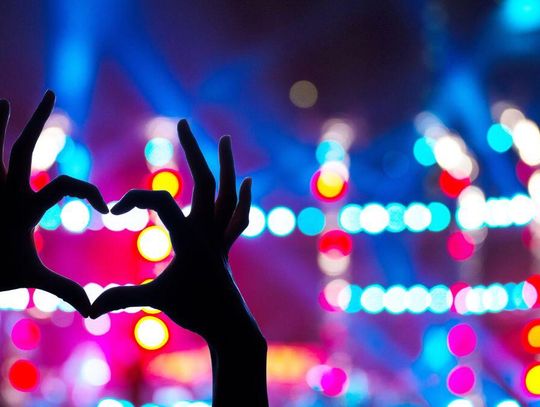 Sylwester przed telewizorem. Jedna stacja zrobi go wcześniej