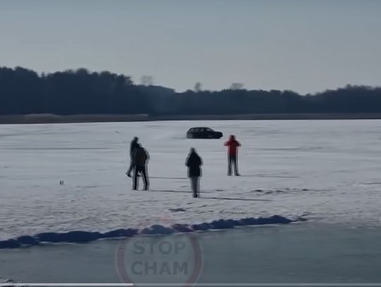 Szczyt samochodowej głupoty. Drift audi na zamarzniętym jeziorze musiał się tak skończyć [WIDEO]