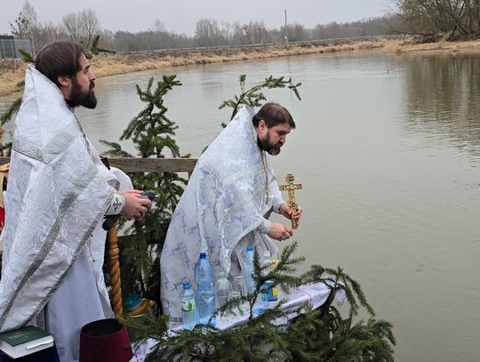 Ta woda chroni od nieszczęść i zapewnia zdrowie [ZDJĘCIA ZE ŚWIĘTA JORDANU W SŁAWATYCZACH]