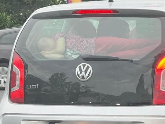 Tak na pewno nie przewozi się dziecka. Policja pokazuje zdjęcie i szuka kierowcy volkswagena