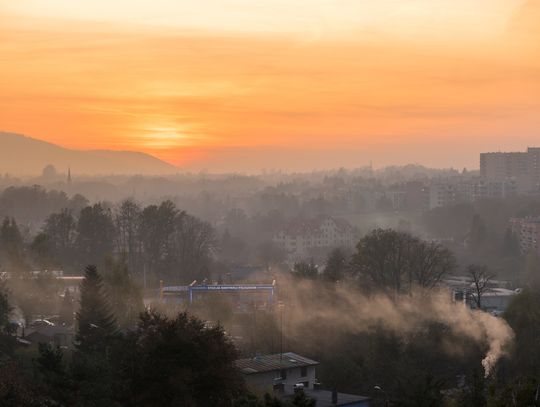 Tej zimy smog będzie zabijał jeszcze częściej. Tak się skończy spalanie plastikowych śmieci