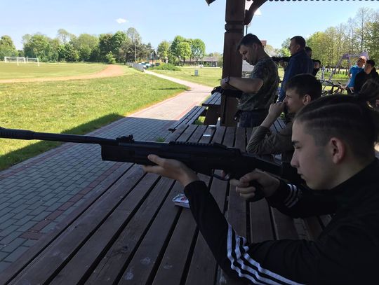 Ten nauczyciel kocha sport i swoich uczniów. Spotyka się z nimi na strzelnicy