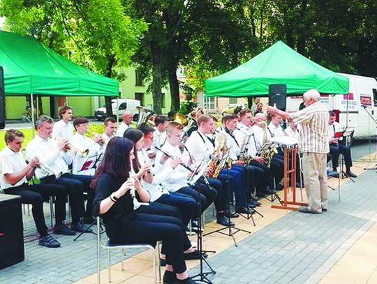 Terespol: W miejskim parku zabrzmiały trąbki i puzony