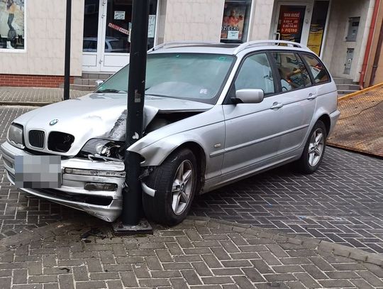 "Pożyczone" bmw wbite w latarnię. Kierowca uciekł, ale potem trafił do więzienia