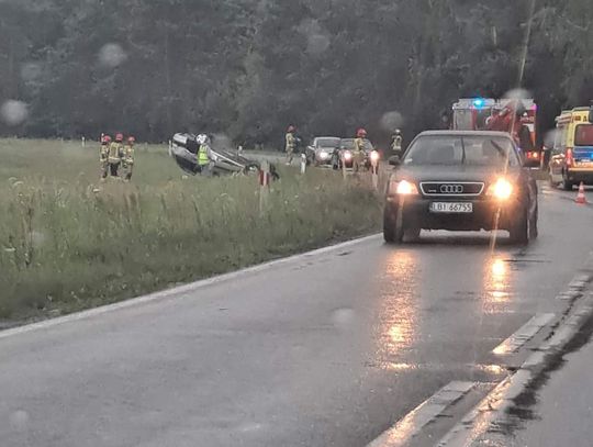 Toyota wypadła z drogi i dachowała