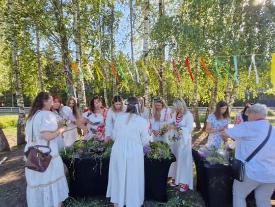 Tradycja, muzyka i wianki na przystani nad Lutnią