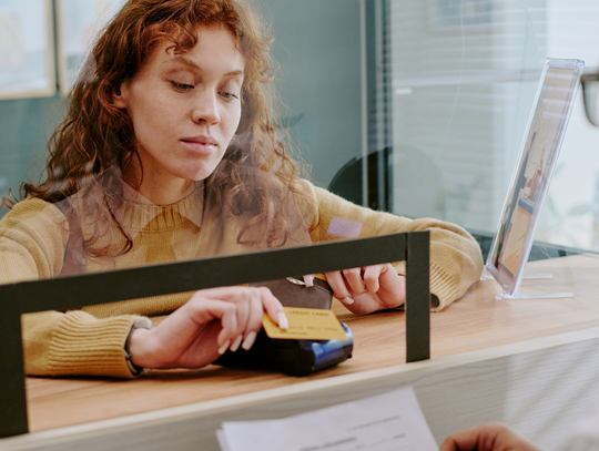 Tradycyjne okienka bankowe odchodzą do przeszłości