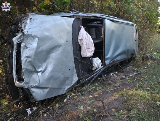 Tragedia na drodze. Dachowanie osobówki. Nie żyje jeden z pasażerów