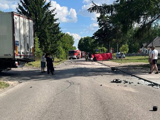 Śmiertelny wypadek w Niemojkach. Audi uderzyło w naczepę ciężarówki