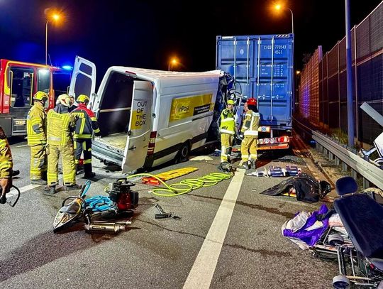 Tragiczny wypadek na węźle autostrady A2. Bus wjechał w zaparkowanego TIR-a – pięć ofiar śmiertelnych