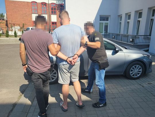 Trzech mężczyzn zaatakowało 22-latka. Oprawcy bili i kopali swoją ofiarę