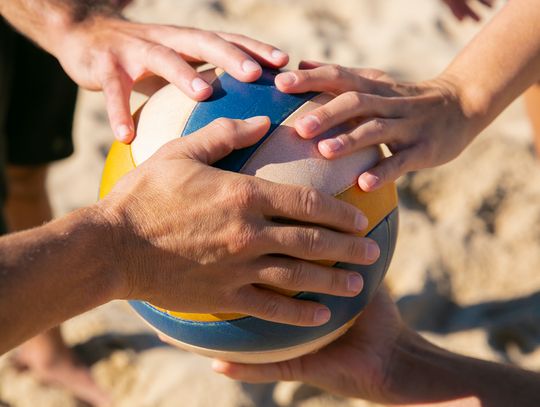 Turniej siatkówki dla dzieci i młodzieży na plaży w Porosiukach