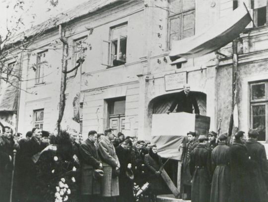 wojna plac wolności rozstrzelanie protest biała podlaska listopad 1945 1943 historia czarno białe zdjęcie
