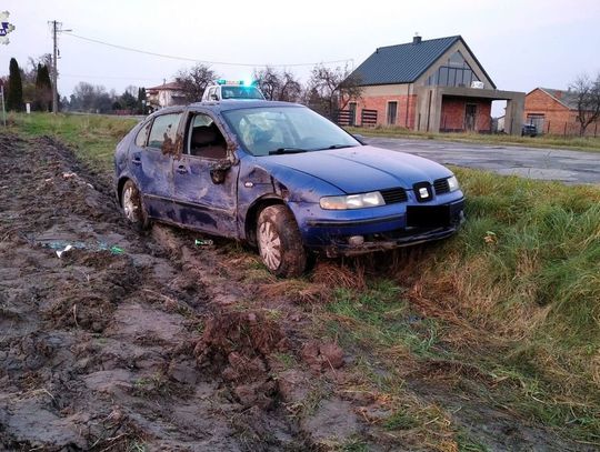 Tym seatem kierowały promile. Auto dachowało w rowie