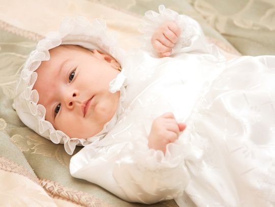 Ubiory do chrztu dla dziewczynki: Jak wybrać ten idealny?