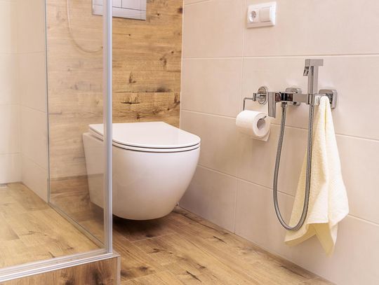 Uchwyt na papier toaletowy – jak znaleźć ten właściwy?