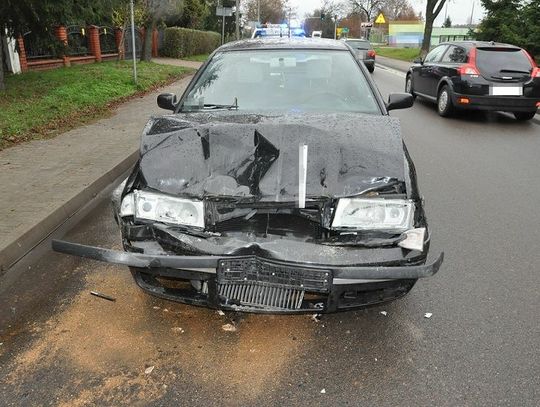 Uderzył w jadący przed nim samochód. Oto, co się stało potem