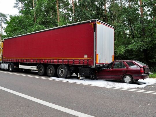 Uderzył w stojącą w kolejce ciężarówkę. 24-latek trafił do szpitala