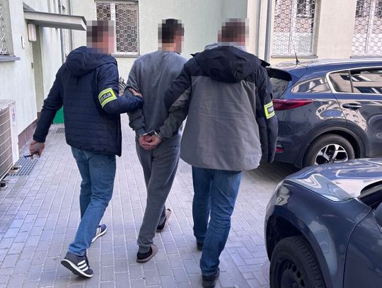 Ukradli tablicę rejestracyjna, by tankować za darmo. Zostaną deportowani