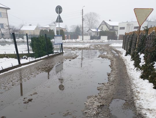 Ulica Żytnia w opłakanym stanie. Miasto: "Uzupełniamy ubytki"