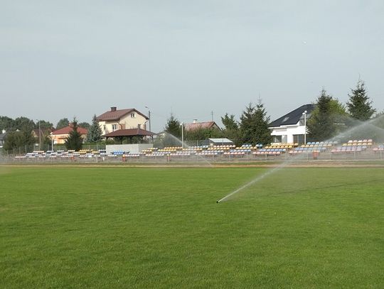 Unowocześniają miejski stadion. Zamontowali system nawadniający