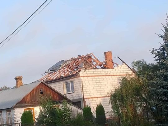 Upadek drona pod Włodawą? Uszkodzony dach gospodarstwa, odwołane zajęcia w szkołach