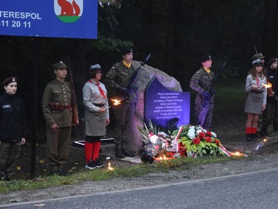 Uroczystości przed pomnikiem żołnierzy poległych w obronie lotniska