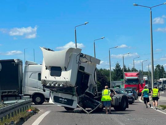 Uwaga kierowcy! Zderzenie dwóch ciężarówek na krajowej dwójce
