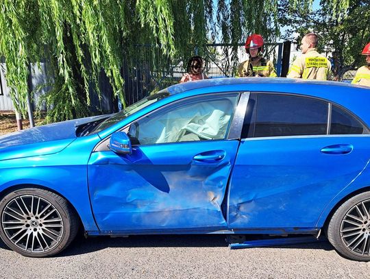 W ciężarówce pękła opona. Uszkodzona osobówka