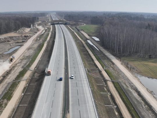 Jeszcze w kwietniu mamy dojechać A2 do węzła Łukowisko A2 Malinowiec-Łukowisko, plac budowy, widać sprzęt budowlany na ciągu budowanej autostrady