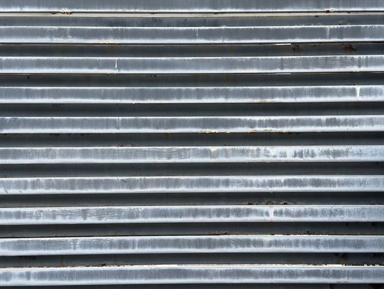 Wady i zalety ogrodzeń z blachy trapezowej pełnej