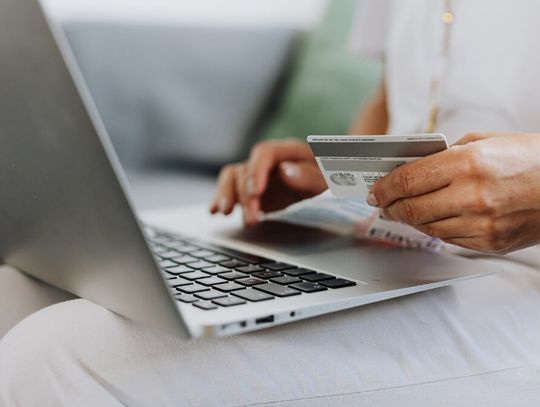 Wchodzą nowe cła. Dopłata 5 zł do paczki? To może być pułapka cyberoszustów