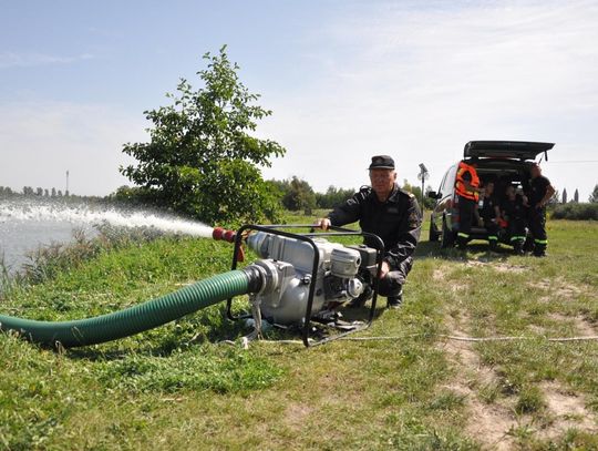 Wędkarze i strażacy ratowali ryby na cegielni. Dolewali wodę z rzeki