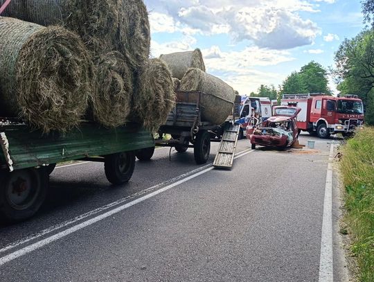 Werchliś. Osobówka uderzyła w przyczepę z belami siana